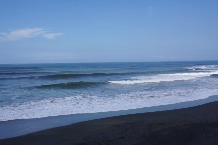 Pesona Pantai Nyanyi Begitu Menakjubkan