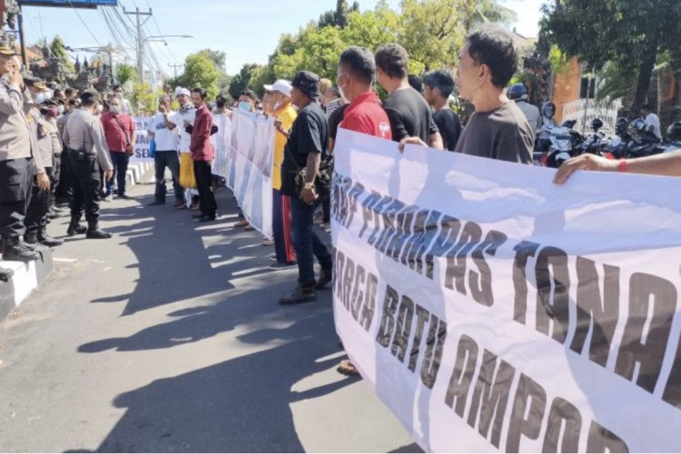 Masa Datangi Polisi, Tirtawan: Tangkap Penjahat Rampas Tanah Warga,