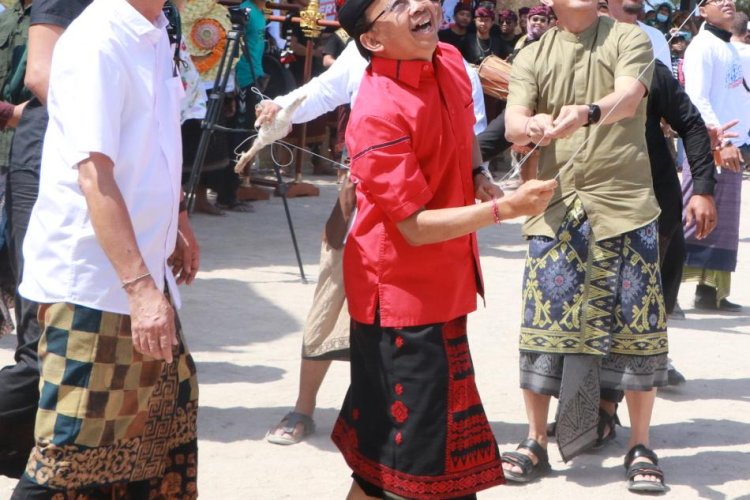 Secara Resmi, Gubernur Koster Buka Festival Layang&layang di Pantai Mertasari