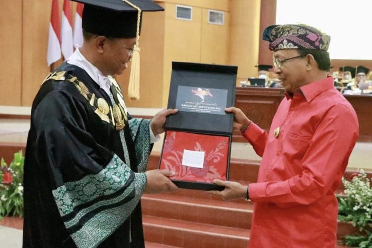 Dipakai acuan Bapenas RI, Gubernur Wayan Koster beber Konsep Ekonomi Kerthi Bali dalam Orasi Ilmiah di Universitas Terbuka& Banten.