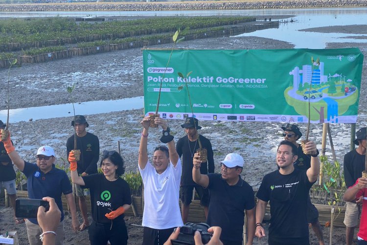 Sambut &apos;World Toursim Day 2022&apos;, Menpar Sandiaga Uno Tanam Mangrove di Bali