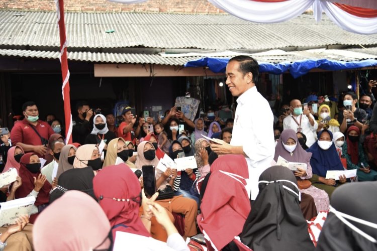 Serahkan Bansos di Pasar Toboali Bangka Selatan, Presiden: Read more: https://setkab.go.id/serahkan&bansos&di&pasar&toboali&bangka&selatan&presiden&gunakan&untuk&penuhi&gizi&anak/