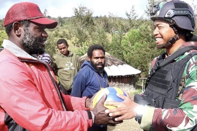 Bangkitkan Semangat Berolahraga, Satgas 303 Berikan Bola Voli dan Net Kepada Pemuda Puncak Papua