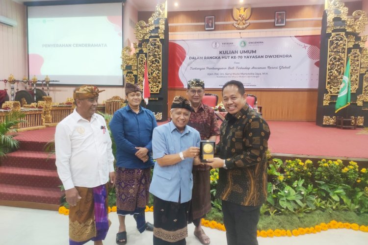 Koordinator Staf Khusus Mendagri Memberikan Kuliah Umum di Dwijendra University.