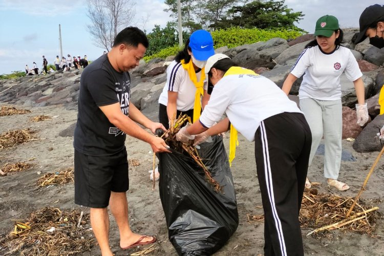 Relawan Dharma Puskor Hindunesia Bersih & bersih Pantai Sambut Hari Buruh