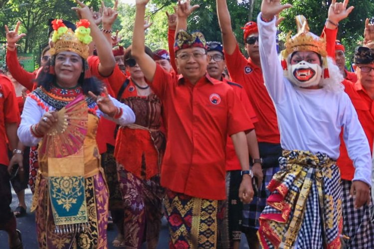 Wayan Koster Pimpin Langsung Pendaftaran Bacaleg ke KPU Bali