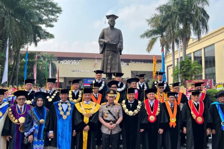 Rektor Universitas Udayana Hadiri Pengukuhan Guru Besar Tetap Komjen Pol. Prof. Dr. Petrus R Golose