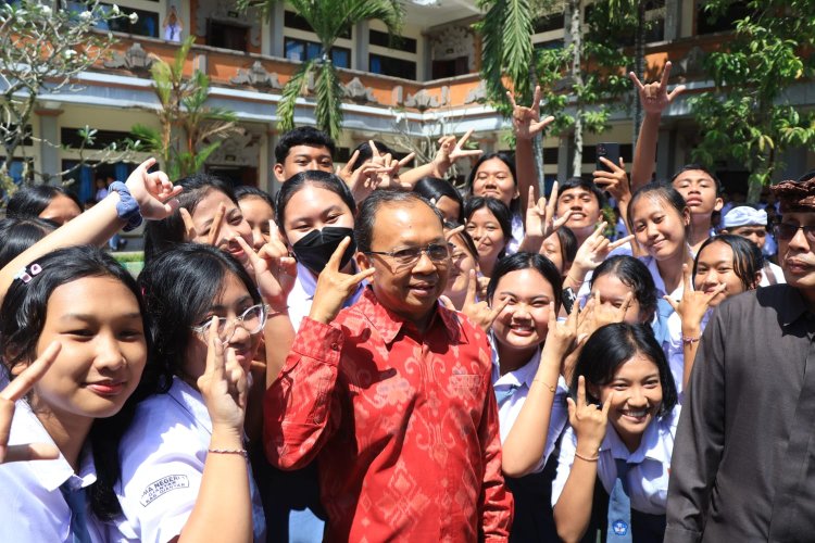 Ribuan Siswa SMA/SMK Gianyar Sambut Gubernur Koster