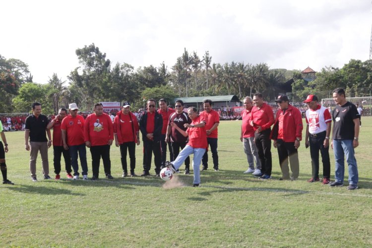 Adakan Liga Kampung U&17 PDIP, Koster Lakukan Kick Off