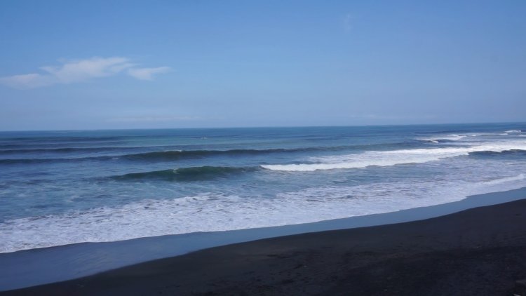 Pesona Pantai Nyanyi Begitu Menakjubkan