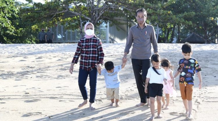 Bersama Cucu, Presiden Jokowi Menikmati Pantai Nusa Dua Bali