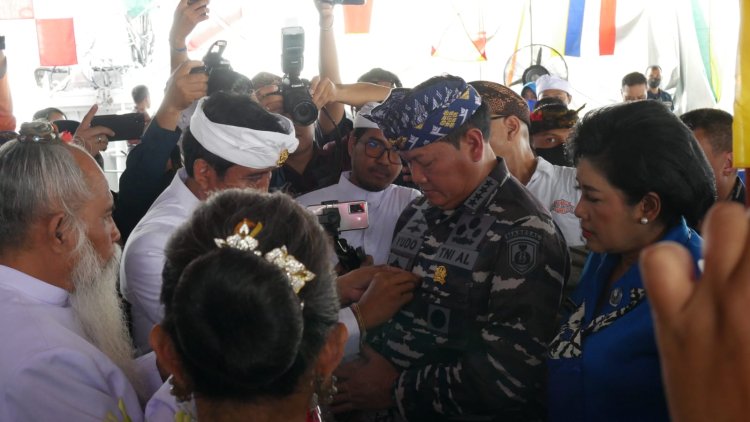 Puri Ageng Blahbatuh Anugerahi Laksamana TNI Yudo Margono Gelar Ksatria Padma Nusantara