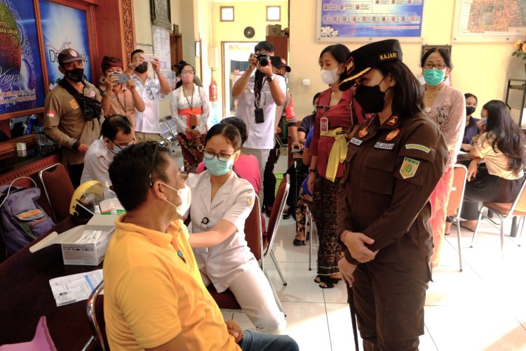 Kejari Denpasar Kembali Gelar Vaksinasi Bagi Warga di Desa Sumerta Kelod