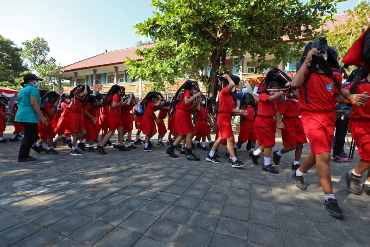 Siswa SD No.2 Tanjung Benoa Ikuti Latihan Simulasi Evakuasi Mandiri Gempabumi dan Tsunami