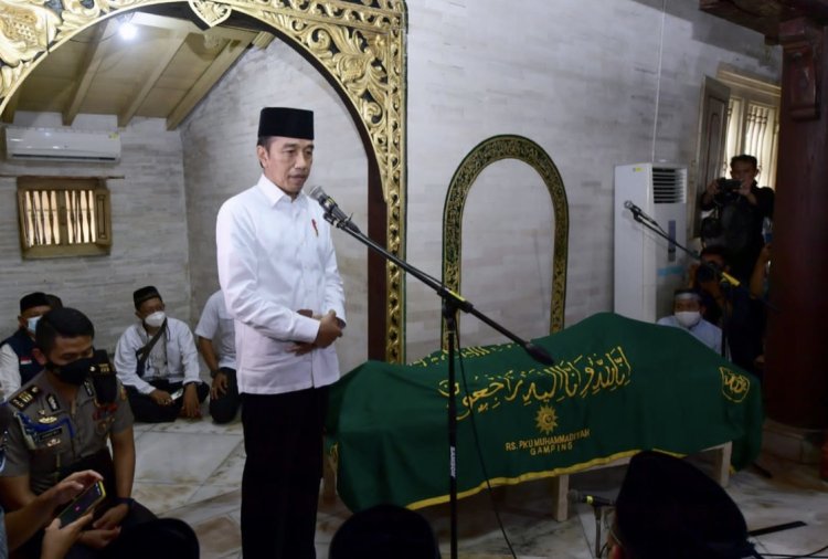 Jokowi ajak  masyarakat Indonesia doa kan  almarhum agar mendapat tempat terbaik di sisi Allah Swt.