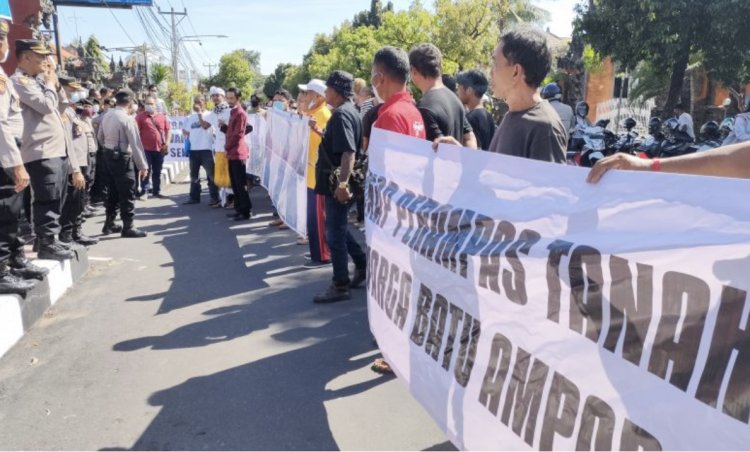 Masa Datangi Polisi, Tirtawan: Tangkap Penjahat Rampas Tanah Warga,