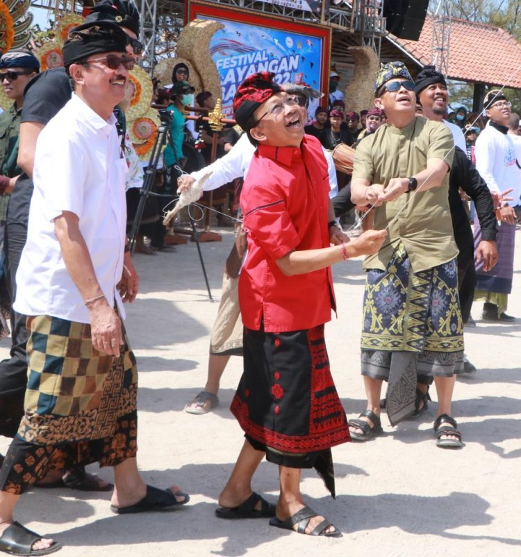 Secara Resmi, Gubernur Koster Buka Festival Layang-layang di Pantai Mertasari