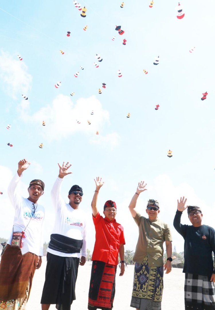 Secara Resmi, Gubernur Koster Buka Festival Layang-layang di Pantai Mertasari