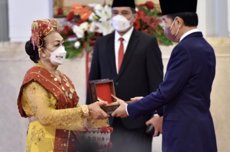Presiden Jokowi Anugerahkan Tanda Kehormatan bagi 127 Tokoh
