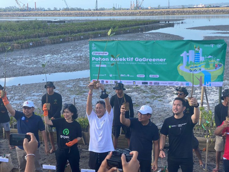 Sambut 'World Toursim Day 2022', Menpar Sandiaga Uno Tanam Mangrove di Bali