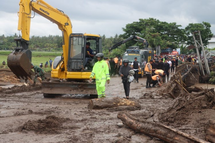 Banjir Mendoyo, Personel Polda Bali diterjunkan Bantu Evakuasi Warga