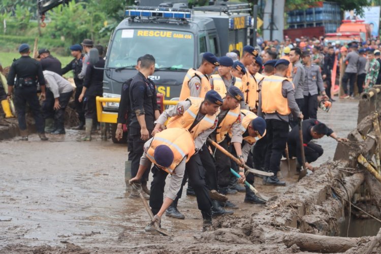 Banjir Mendoyo, Personel Polda Bali diterjunkan Bantu Evakuasi Warga