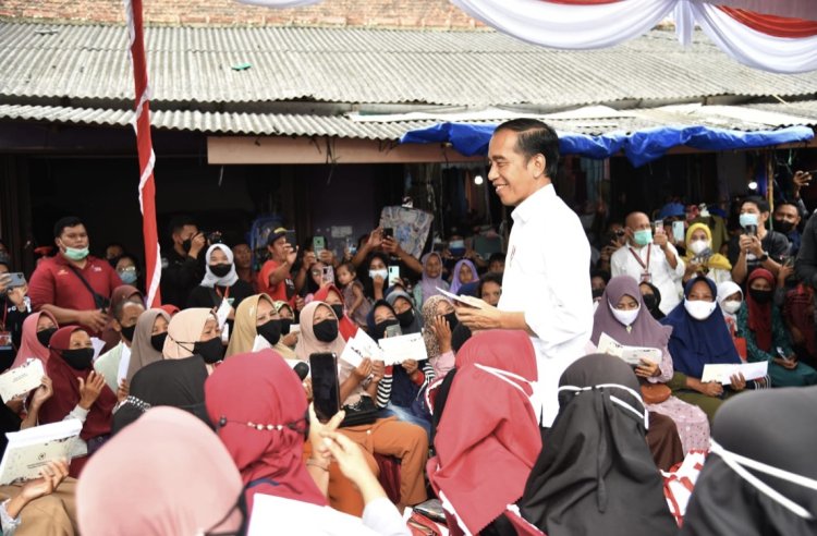 Serahkan Bansos di Pasar Toboali Bangka Selatan, Presiden:  Read more: https://setkab.go.id/serahkan-bansos-di-pasar-toboali-bangka-selatan-presiden-gunakan-untuk-penuhi-gizi-anak/