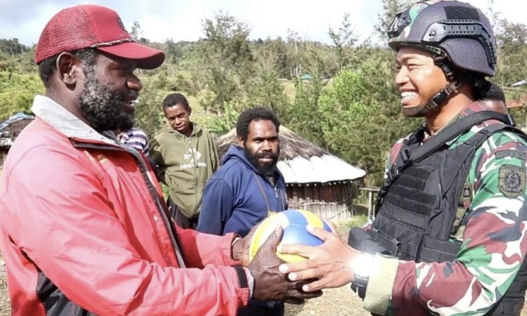 Bangkitkan Semangat Berolahraga, Satgas 303 Berikan Bola Voli dan Net Kepada Pemuda Puncak Papua