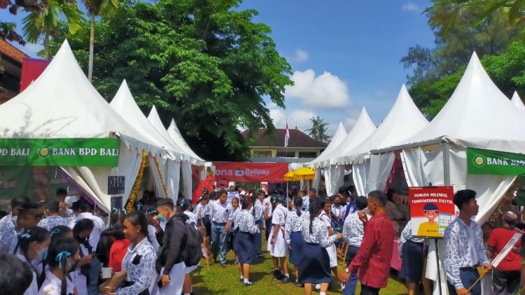 SMAN 3 Denpasar Gelar Expo Kawirausahaan, Asah Ketrampilan produktif dalam berwirausaha.