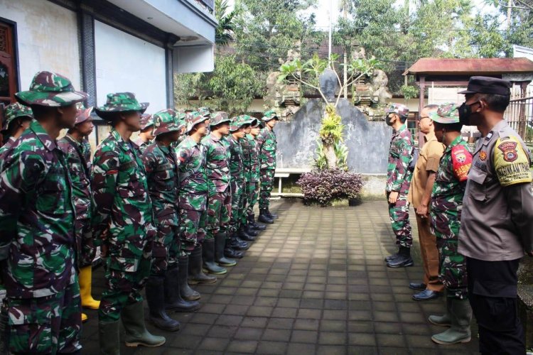 *Pasca Longsor di Desa Buahan, Prajurit Yonzipur 18/YKR Terjun Langsung Lakukan Karya Bakti*