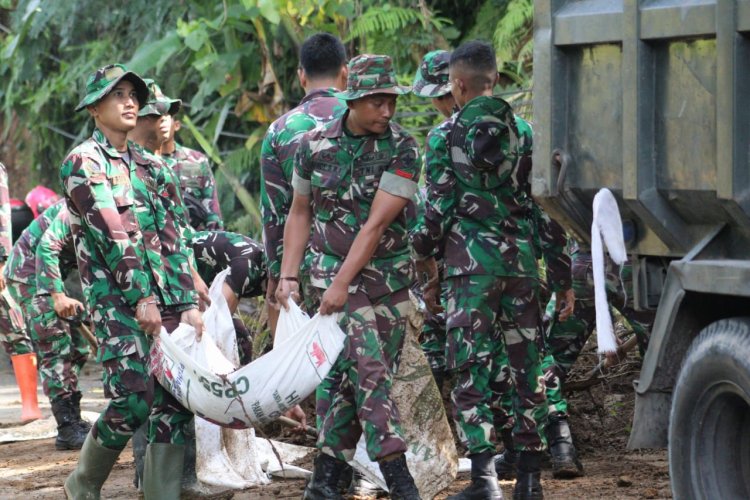 *Pasca Longsor di Desa Buahan, Prajurit Yonzipur 18/YKR Terjun Langsung Lakukan Karya Bakti*