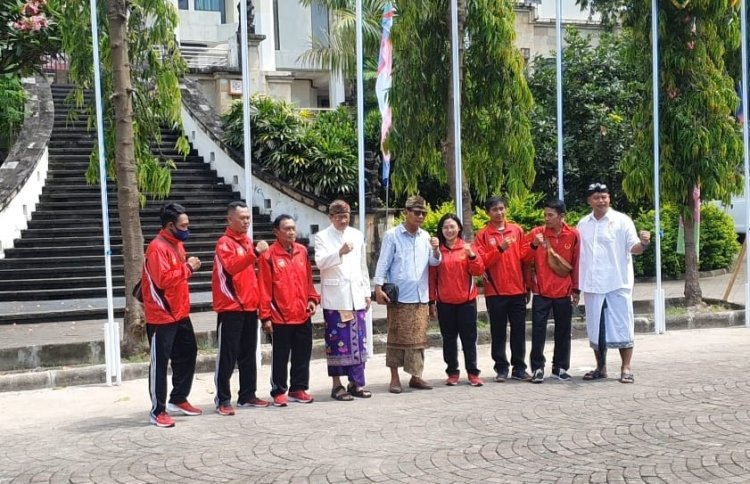 Kibarkan Bendera Kontingen, Oka Darmawan Sebut 'Ready' Porprov Bali XV/2022