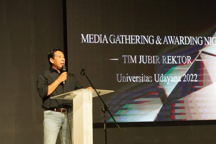 'Awarding Night', Rektor Berikan Apresiasi kepada Media Partner