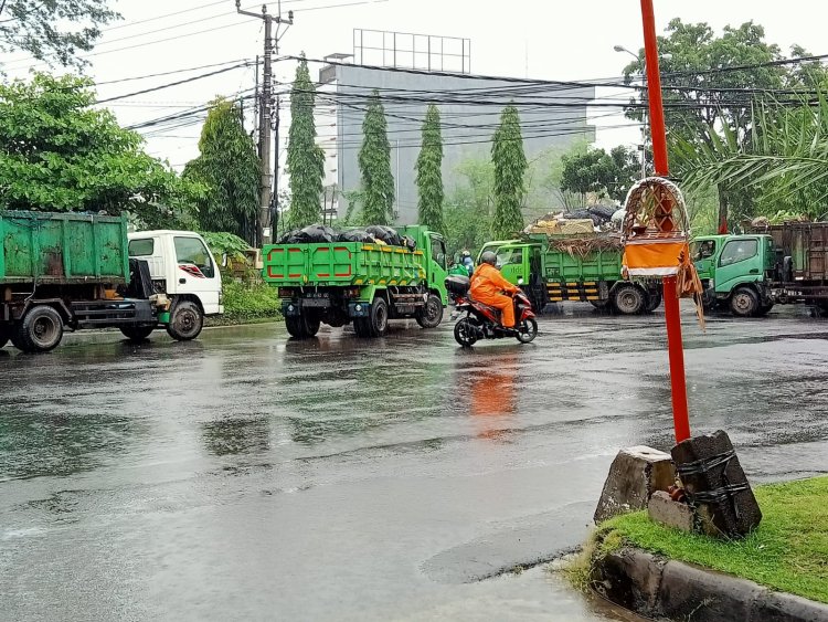 Truk Sampah Masih Macetkan Jalan, Gung De: Pengelolaan Sampah Gagal Total