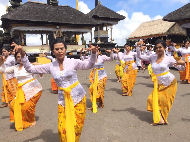 SMAN 3 Denpasar Ngaturang Ngayah Karya Bhatara Turun Kabeh di Pura Agung Besakih