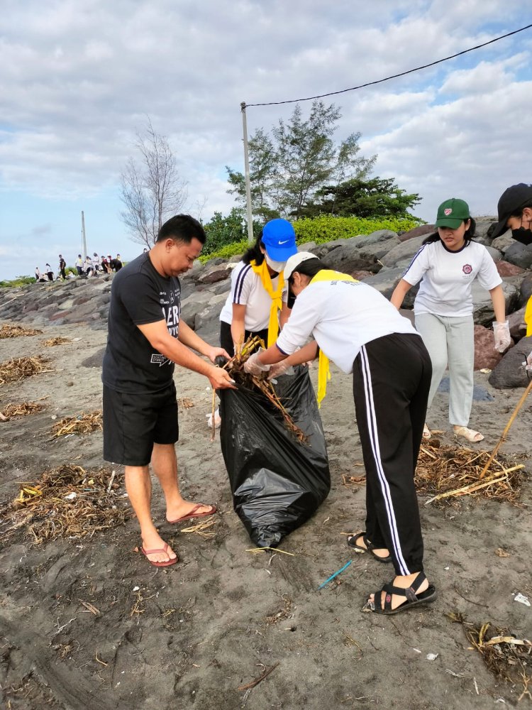 Relawan Dharma Puskor Hindunesia Bersih - bersih Pantai Sambut Hari Buruh