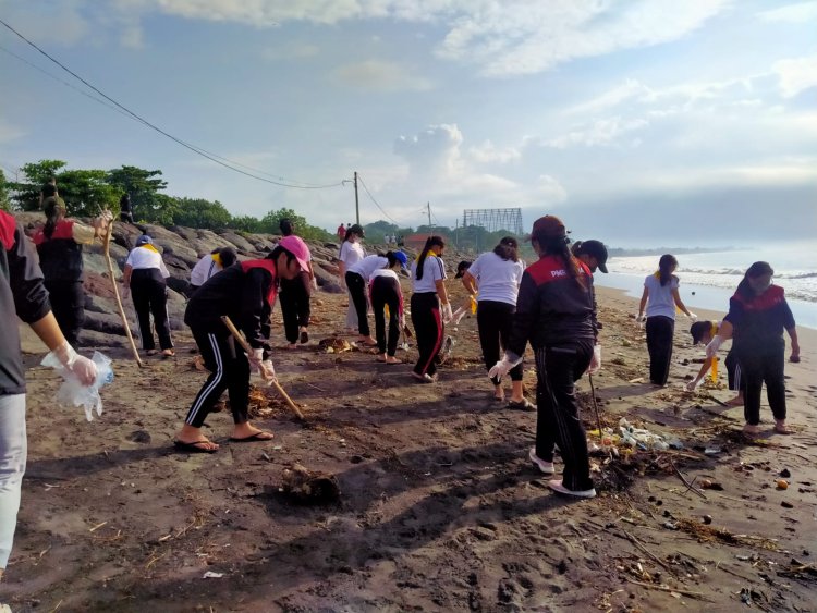 Relawan Dharma Puskor Hindunesia Bersih - bersih Pantai Sambut Hari Buruh