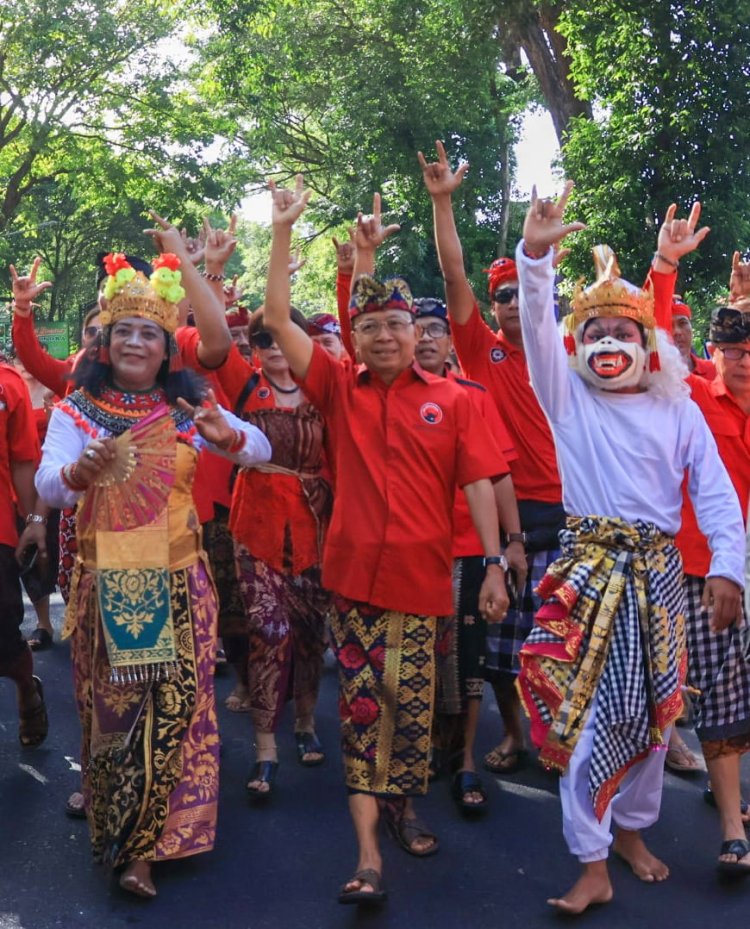 Wayan Koster Pimpin Langsung Pendaftaran Bacaleg ke KPU Bali