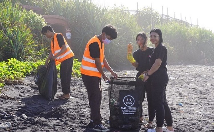 Peduli Lingkungan, Mahasiswa FIB Unud Bersih-bersih di Pantai Purnama
