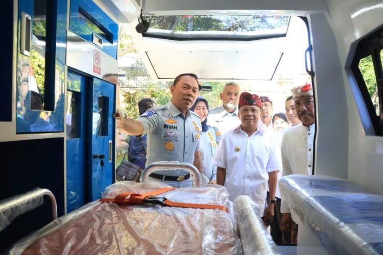Komitmen Gubernur Wayan Koster Serahkan Ambulans Untuk Layani Krama Bali