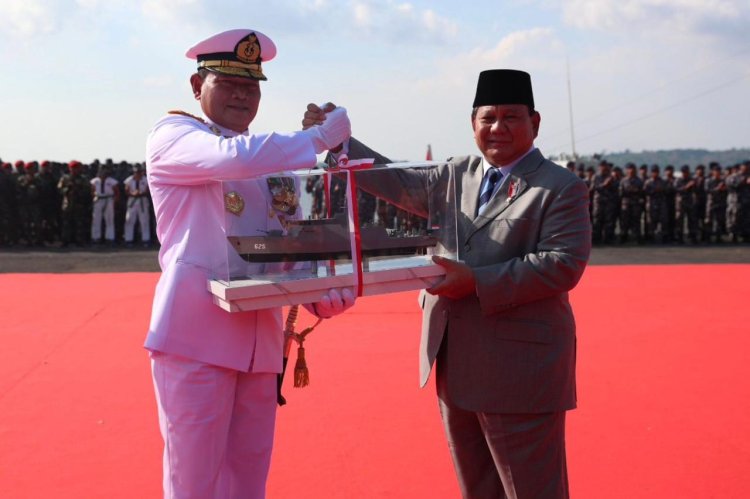 Menhan Prabowo Serah Terimakan Dua KRI ke TNI AL: Pulau Fani-731 dan Pulau Fanildo-732.