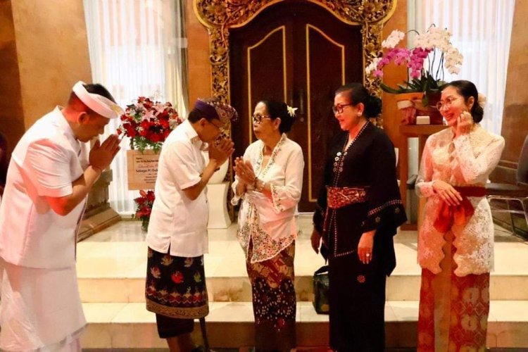 Wayan Koster Bersama Ibu Kunjungi Gubernur Baru Sang Made Mahendra
