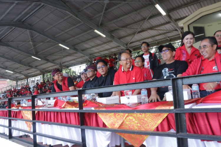 Wayan Koster Serahkan Piala Liga Kampung U-17 PDI Perjuangan ke Tim DPC Kota Denpasar