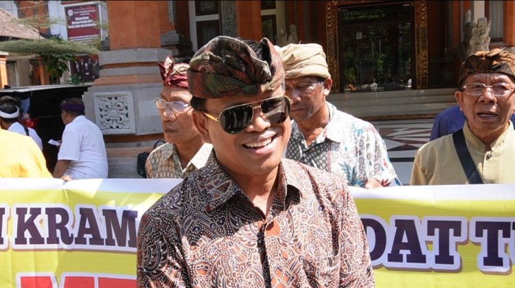 Tolak SK Prajuru Adat Tunju, Krama Adat Demo di MDA Bali