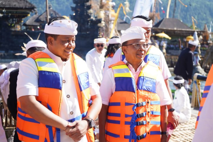 Gubernur Bali dan Wayan Koster Hadiri Upacara Pakelem di Danau Batur