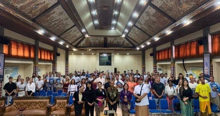 Tampil Memukau, 117 Mahasiswa Internasional BIPAS Kenakan pakaian adat Bali pada Graduation Autumn Semester 2023