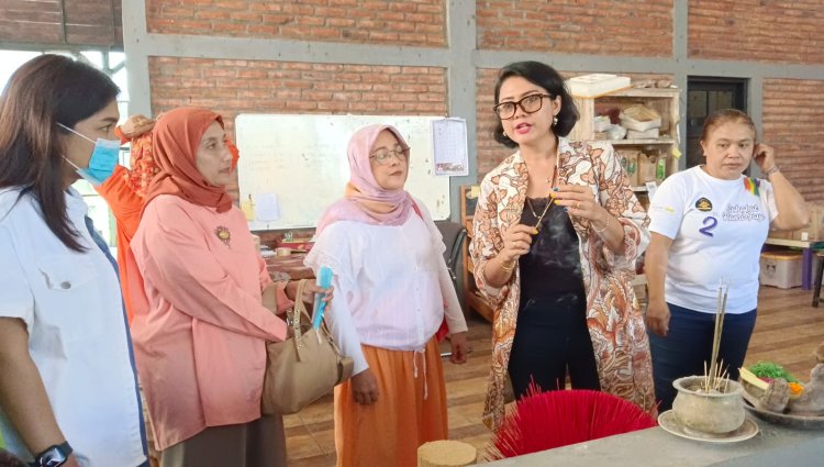 Promosikan Produk Bali, Ibu Dharma Wanita Borong Tas Endek hingga Dupa Aromaterapi di Kaori Alam Nusantara