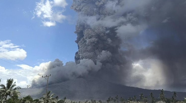 Erupsi Gunung Lewotobi Lumpuhkan Penerbangan, Wisatawan Terjebak di Bali