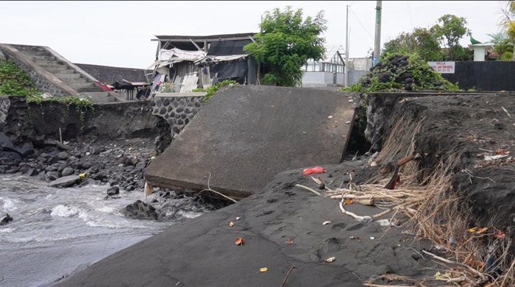 Akhirnya Jebol, Akses Petani Garam Lumpuh