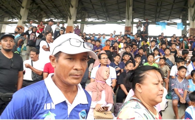 Wayan Koster Konsisten Dukung Sepakbola Usia Dini di Tengah Hujan Lebat